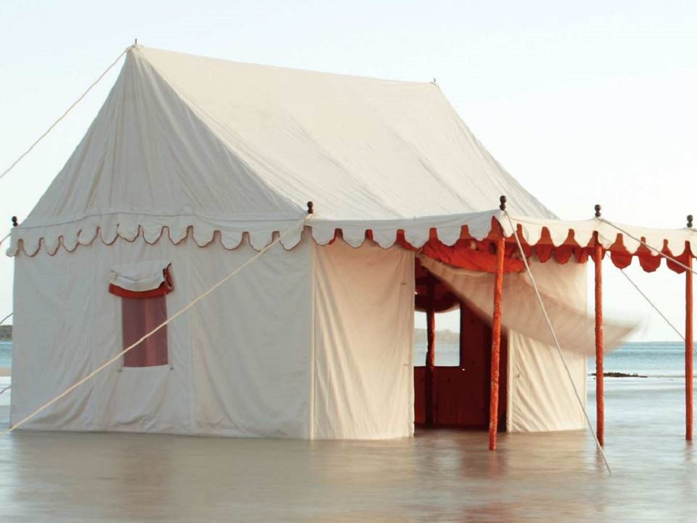 Finds romantic tent Homegirl London